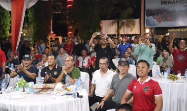 Polres Karimun Antusias Bersama Masyarakat Dukung Timnas Saat Nobar Semifinal Di Polres Karimun