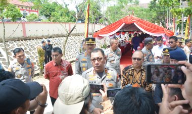 KAPOLDA KEPRI PIMPIN PELETAKAN BATU PERTAMA PEMBANGUNAN POLIKLINIK SATBRIMOB POLDA KEPRI DAN RUMAH DINAS KOMPI 2 YON PELOPOR SATBRIMOB POLDA KEPRI