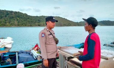 Antisipasi Cuaca Buruk Bhabinkamtibmas Ajak Warga Senayang Antisipasi Cuaca Ekstrim