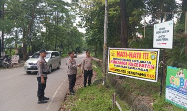 Minimalisir Tempat Rawan Kecelakaan, Kapolsek Sekupang Pasang Spanduk Himbauan