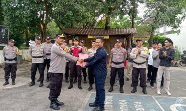 Kapolsek Sekupang Melaksanakan Apel Pagi Dan Berikan Reward Kepada Anggota