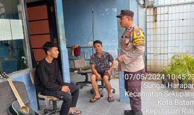 Bhabinkamtibmas sampaikan jaga lingkungan, temui warga yang sedang santai