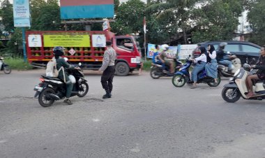 Personil Polsek Sungai Beduk Polresta Barelang Laksanakan Strong Point Pagi antisipasi kemacetan pada pagi hari