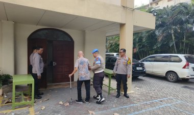 Aksi Polisi Ditamansari Gandeng Lansia Yang Hendak Beribadah Kenaikan Yesus Kristus