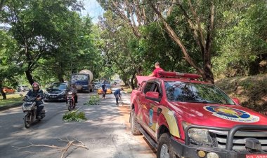 Respon Cepat, Polsek Sekupang Atur Lalu Lintas Dan Bersihkan Oli Yang Tumpah Di Jalan Raya