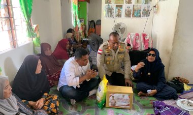 Kapolsek Moro Serahkan Bantuan Sosial Kapolda Kepri Untuk Korban Laka Laut