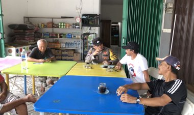 Sampaikan Kerukunan sesama warga, Bhabinkamtibmas Tiban Lama sambang Tempat Ngopi Warga