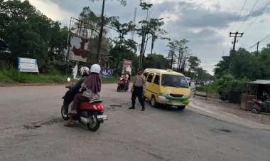 Personil Polsek Sungai Beduk Polresta Barelang Laksanakan Strong Point Pagi antisipasi kemacetan pada pagi hari