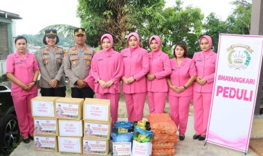 Kapolres Karimun Bersama Bhayangkari Berikan Bantuan Kapolda Kepri Kepada Korban Angin Puting Beliung