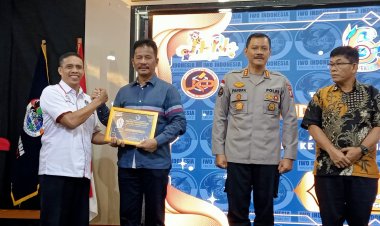 Walikota Batam Terima Golden Award dari IWO Indonesia Kepri