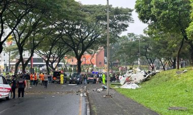 Pesawat Latih Jatuh di BSD Grand Boulevard, Serpong, Tangerang Selatan