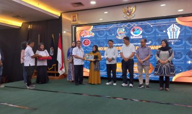 Rohina M Si, Kepala BKKBN Kepri, Terima Golden Award dari IWO Indonesia