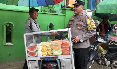 Bhabinkamtibmas Tiban Lama sambang penjual dan pembeli di tempat makan