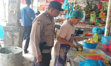 Bhabinkamtibmas Tiban Baru kepada pengunjung pasar Ciptapuri himbau Jaga Kamtibmas