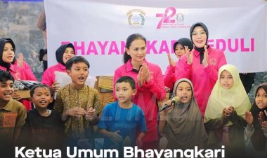 Ketua Umum Bhayangkari Ny. Juliati Sigit Prabowo Kunjungi Posko Pengungsian Banjir Bandang di Tanah Datar