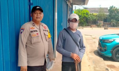 Berikan himbauan Kamtibmas kepada petugas Kebersihan, Bhabinkamtibmas Tanjung Riau ajak jaga lingkungan