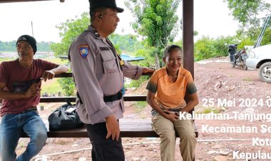 Bhabinkamtibmas sambang warga yang akan berangkat berkerja sampaikan pesan Kamtibmas