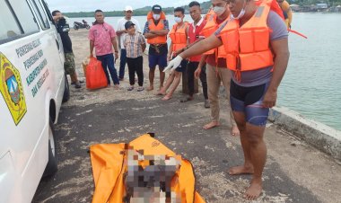 Kapolsek Moro dan Personel Terjang Ganasnya Ombak Saat Evakuasi Penemuan Mayat