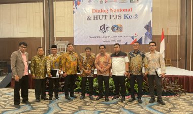 KAPOLDA KEPRI TERIMA PENGHARGAAN PJS AWARD JAKARTA