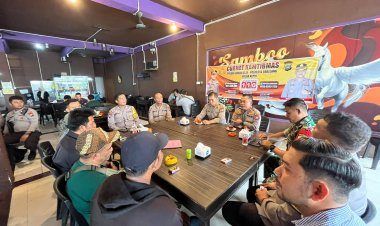 Kapolsek Lubuk Baja Melaksanakan jumat Curhat di Samboo Kopi Komplek Paradise Center Kec. Lubuk Baja Kota Batam