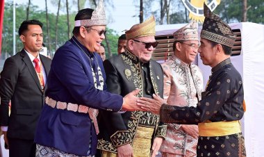 Presiden Jokowi Rayakan Hari Lahir Pancasila dengan Busana Tradisional di Riau