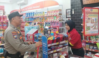 Bhabinkamtibmas Tiban Baru Kunjungi Alfamart, Berikan Himbauan Kriminalitas kepada Karyawan