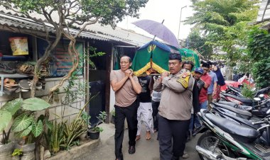 Aksi Empati Personel Polsek Cengkareng, Bantu Angkat Keranda Anggota Citra Bhayangkara yang Meninggal