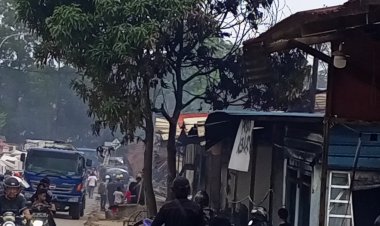 Kebakaran Hebat di Tanjung Sengkuang 20 Ruko Hangus Terbakar