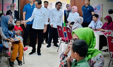 Presiden Jokowi Tinjau Gerakan Intervensi Serentak Pencegahan Stunting di Posyandu Wijaya Kusuma, Bogor