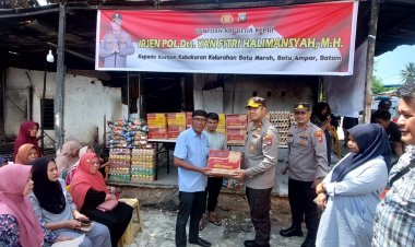 Kapolda Kepri IJP Drs. Yan Fitri Halimansyah, M.H. Serahkan Bantuan Sosial kepada Korban Kebakaran di Pasar Second Batu Merah, Batu Ampar
