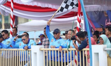 Irjen Pol Yan Fitri Halimansyah Buka Perlombaan Dayung Sampan dan Ketinting