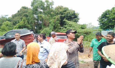 Serahkan Hewan Qurban Kapolda Kepri, Kapolsek Sekupang Datangi Langsung Petani Arang Tanjung Pinggir