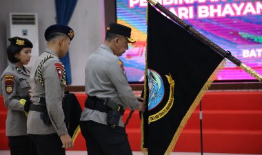 Irjen Pol Yan Fitri Halimansyah Pimpin Upacara Pencucian Pataka Polda Kepri Sambut Hari Bhayangkara ke-78 Tahun 2024