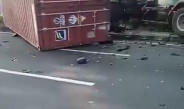 BREAKING NEWS: TRUK KONTAINER REM BLONG, 3 ORANG TEWAS DI JALAN RAYA SENTUL