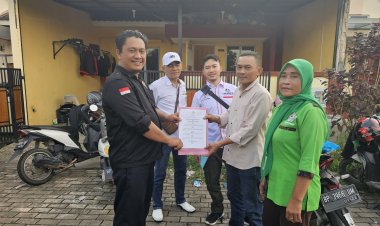 Suhadi Menyerahkan Berkas Pendaftaran Calon Ketua Pujakesuma Kota Batam