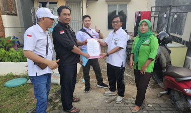 Suwarno Menyerahkan Berkas Pendaftaran Calon Ketua Pujakesuma Kota Batam