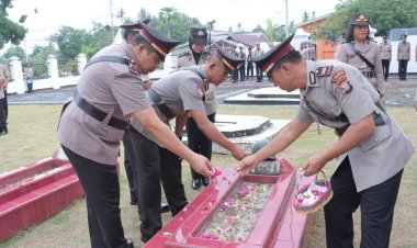 Sambut Hari Bhayangkara Ke-78 Kapolres Lingga Pimpin Upacara Ziarah Makam Pahlawan