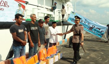 Hargai Jasa Pahlawan, Kapolres Bintan Pimpin Upacara Pelarungan Bunga Di Laut