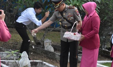Peringatan Hari Bhayangkara Ke-78, Polres Bintan Lakukan Ziarah dan Tabur Bunga di Makam Pahlawan