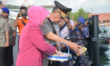 Irjen Pol. Yan Fitri Halimansyah Pimpin Upacara Tabur Bunga di Laut Dalam Rangka Hari Bhayangkara ke-78