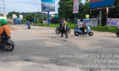 Personil Polsek Sungai Beduk Polresta Barelang Gelar Strong Point Pagi untuk Antisipasi Kemacetan