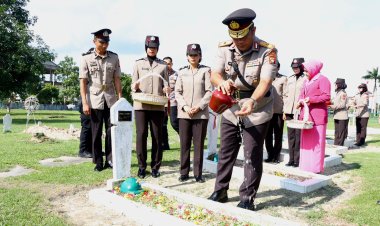 BRIGJEN POL ASEP SAFRUDIN PIMPIN UPACARA ZIARAH MAKAM PAHLAWAN DI TAMAN MAKAM PAHLAWAN BATU AJI BATAM