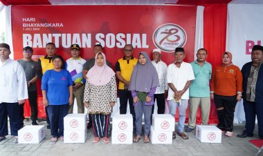 HUT Bhayangkara ke-78: Polsek Pademangan dan Polres Metro Jakarta Utara Bersih-Bersih dan Berbagi di Mesjid Jami Sabilillah