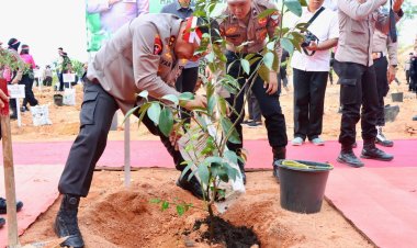 Irjen Yan Fitri Halimansyah Laksanakan Penanaman Pohon dalam Rangka Hari Bhayangkara ke-78