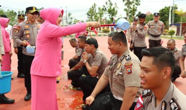 Kapolres Bintan Resmikan Penggunaan Pangkat Personel Yang Naik Pangkat, Pimpin  Upacara Kenaikan Pangkat