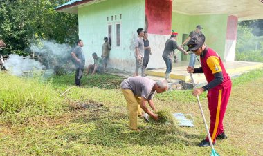 Polres Lingga Ciptakan Kebersamaan Dengan Gotong Royong Bersama Masyarakat