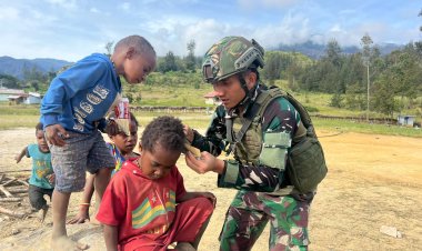 Satgas TNI Peduli Pangkas Rambut Disambut Ceria Anak-Anak Gome