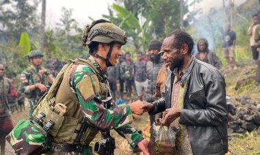 Prajurit TNI Peduli Bagi Sembako, Disambut Gembira Warga Otalama