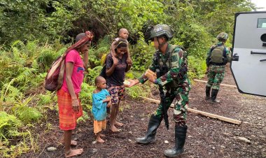 BERBAGI KASIH PERSAUDARAAN, WARGA MUARA SAMBUT ANTUSIAS TNI MARINIR