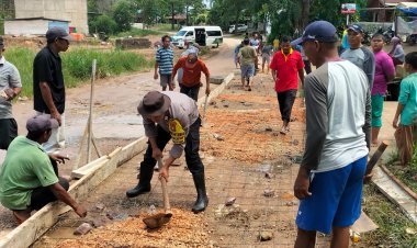 Bhabinkamtibmas Polsek Sekupang Gotong Royong Semenisasi Jalan